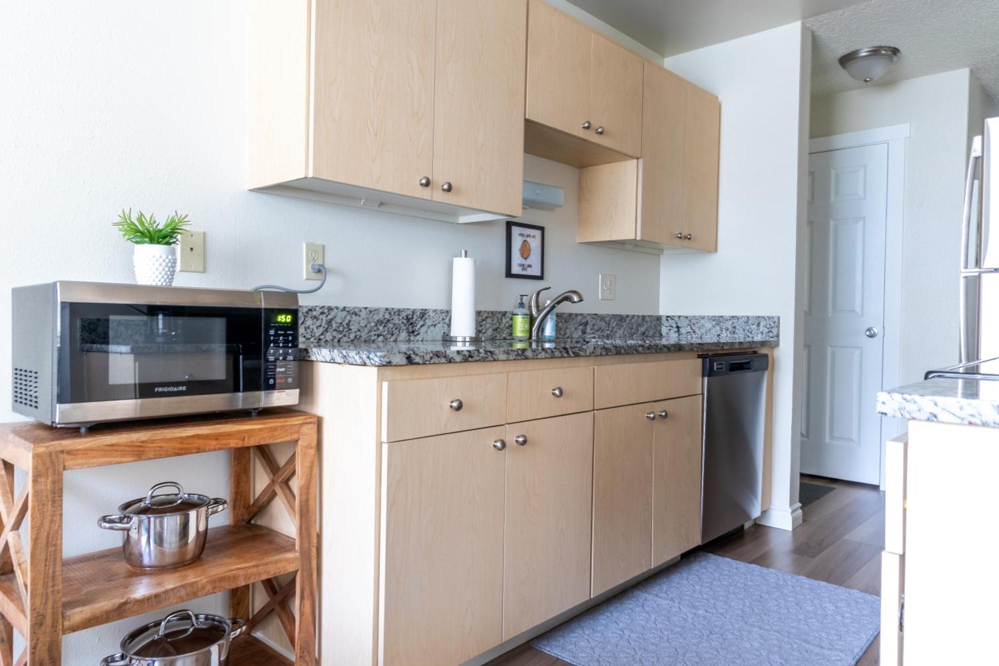 King Bed + Studio! Free Parking, Patio, Wfh Space! Seattle Eksteriør bilde