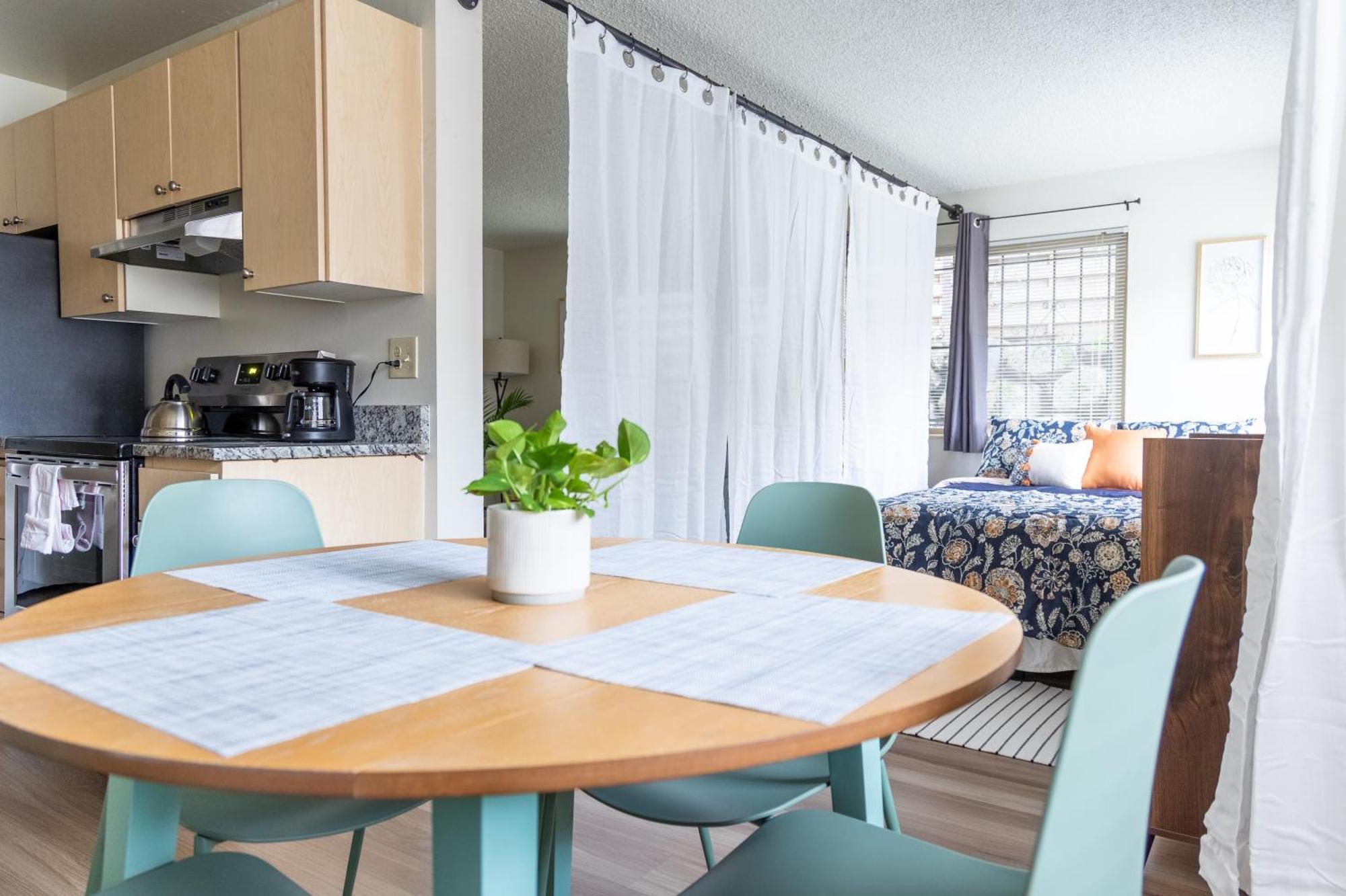 King Bed + Studio! Free Parking, Patio, Wfh Space! Seattle Eksteriør bilde